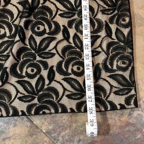 Maggie London Form Fitting Knee Length Black Lace Over Nude Lining Size 10 - Picture 9 of 11
